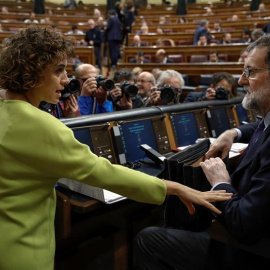 La ministra de Sanidad, Dolors Montserrat (i), conversa con el presidente del Gobierno, Mariano Rajoy (d). /EFE