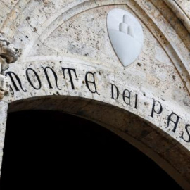 La entrada principal del Monte dei Paschi di Siena, el banco más antiguo del mundo. REUTERS/STEFANO RELLANDINI