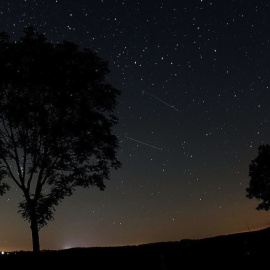 Vista general de una lluvia de meteoritos conocida como Perseidas. EFE