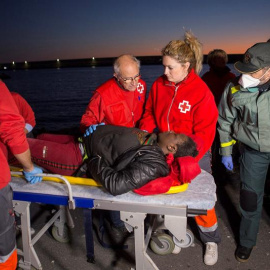 13/01/2019.- Llegada al puerto de Motril de unas 90 personas de origen subsahariano que navegaban en una neumática cuando fueron rescatadas por Salvamento Marítimo en el mar de Alborán. EFE/ Miguel_Paquet