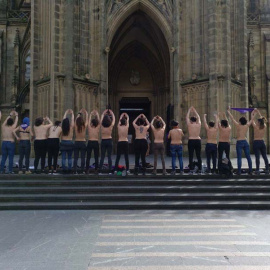 Varias mujeres en topless delante de la Catedral de San Sebastián.