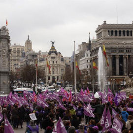 Concentración convocada por los sindicatos en la Plaza de la Cibeles, a las puertas del Ayuntamiento de Madrid, con motivo del Día de la Mujer. EFE/JAVIER LIZÓN