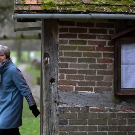 La primera ministra británica, Theresa May, se retira después de asistir a un servicio religioso, cerca de su distrito electoral de Maidenhead, al oeste de Londres el 13 de enero de 2019 | AFP