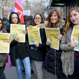 Cinco mujeres muestran ejemplares del especial del Diario Público con motivo de la huelga feminista del 8M en la madrileña plaza de Atocha. /J. GÓMEZ