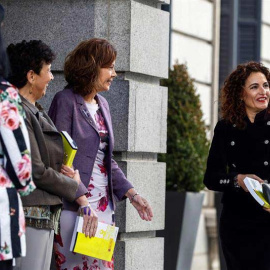 La ministra de Hacienda, María Jesús Montero (d), acompañada por la subsecretaria de Estado de Hacienda, Pilar Paneque (2i), y las secretarias de Estado de Presupuestos, María José Gualda (i), y de Hacienda, Inés Bardón (2d), a su llegada a