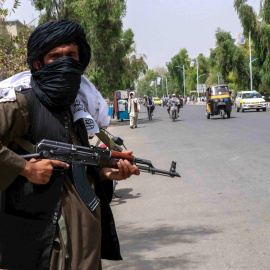 Talibanes patrullan las calles de Kandahar, Afganistán, este jueves.