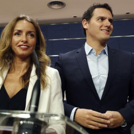 El líder de Ciudadanos, Albert Rivera, y la diputada Patricia Reyes, en el registro en el Congreso de la propuesta de Ley para regular los vientres de alquiler | EFE