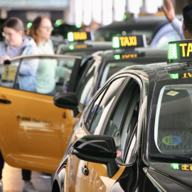 Passatgers agafant taxis a la T1 de l'Aeroport del Prat