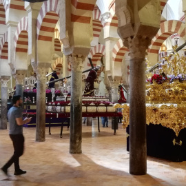 Pasos de Semana Santa en el interior de la Mezquita de Córdoba.