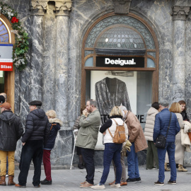 Varias personas hacen cola para comprar lotería de Navidad en Bilbao, a 11 de diciembre de 2023.