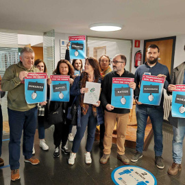 Los profesores encerrados en la Consellería de Educacion, este miercoles por la mañana en Santiago.