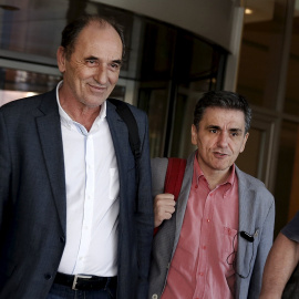 El ministro griego de Economía, George Stathakis, y el de Finanzas, Euclid Tsakalotos, a la salida del hotel de Atenas donde han estado negociando con la troika el tercer rescate. REUTERS/Alkis Konstantinidis