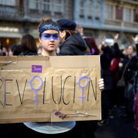 Una manifestante en la marcha de Bilbao del 8M. REUTERS/Vincent West