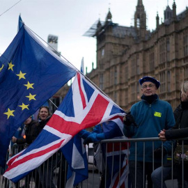 14/01/2019.- Pro y anti "Brexit" se manifiestan junto al Parlamento de Londres, Reino Unido, el 14 de enero del 2019. La primera ministra británica, Theresa May, pidió hoy apoyo a su acuerdo de salida de la Unión Europea (UE) para impedir q