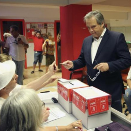 Antonio Miguel Carmona votando en la asociación socialista de Chamberí en el Congreso del partido. EFE