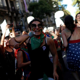 Activistas se manifiestan en las inmediaciones del Congreso argentino con motivo del Día Internacional de la Mujer hoy, jueves 8 de marzo de 2018, en Buenos Aires (Argentina). Argentina contabilizó 260.156 casos de violencia machista entre 