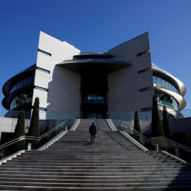 Un hombre sube las escaleras en la sede corporativa del Banco Santander en la localidad madrileña de Boadilla del Monte. REUTERS / Juan Medina