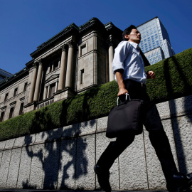 Un hombre pasa junto al edificio del Banco de Japón, en Tokio. REUTERS/Kim Kyung-Hoon