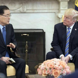 El consejero de seguridad nacional de Corea del Sur, Chung Eui-yong, traslada a Donald Trump Trump el mensaje que les confió Kim Jong-un: su deseo de reunirse con el presidente estadounidense "lo antes posible". EFE/Cheong Wa