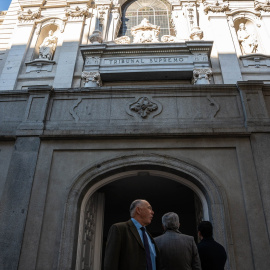 Varias personas junto al Tribunal Supremo, a 21 de noviembre de 2023.