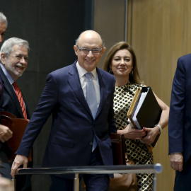 El ministro de Hacienda, Cristóbal Montoro, con los secretarios de Estado de su departamento, y el portavoz parlamentario del PP, Rafael Hernando, en la presentación de los Presupuestos de 2016. REUTERS