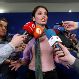 La vicesecretaria de Estudios y Programas del Partido Popular, Andrea Levy, hace unas declaraciones a los medios de comunicación para valorar la actualidad política. /EFE