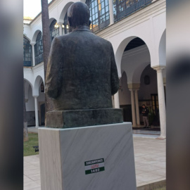 Busto de Blas Infante en el Parlamento de Andalucía, en Sevilla, con una pegatina, a 13 de diciembre de 2023.