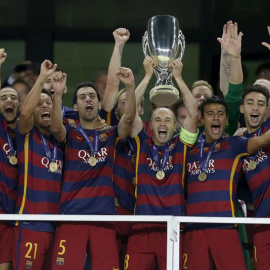 Los jugadores del FC Barcelona tras recibir el trofeo que les acredita campeones de la Supercopa de Europa, al derrotar por 5-4 al Sevilla, en el encuentro que han disputado esta noche en el estadio Boris Paichadze Dinamo Arena, en Tiflis (