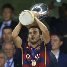 El delantero del FC Barcelona, Pedro, levanta el trofeo que les acredita campeones de la Supercopa de Europa, al derrotar por 5-4 al Sevilla, en el encuentro que han disputado en el estadio Boris Paichadze Dinamo Arena, en Tiflis (Georgia).