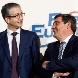 El presidente de la AIReF, José Luis Escrivá, antes de su participación en el desayuno informativo de Nueva Economía Fórum, en el que ha sido presentado por el gobernador del Banco de España, Pablo Hernández de Cos. EFE/Emilio Naranjo