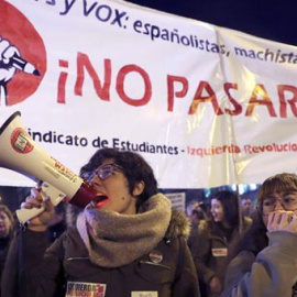 Protesta feminista en la Puerta del Sol de Madrid contra los postulados de Vox sobre la violencia machista . / KIKO HUESCA (EFE)