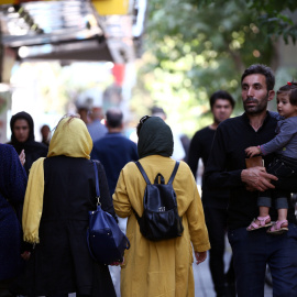 Varias mujeres con velo por las calles de Teherán, la capital de Irán. REUTERS/Nazanin Tabatabaee/WANA (West Asia News Agency)