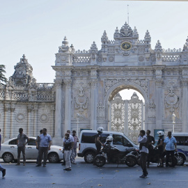 Policías en la entrada del Palacio Dolmabahçe en Estambul, después del tiroteo protagonizado por dos individuos, cuya identidad no ha sido revelada. REUTERS/Murad Sezer