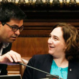 Gerardo Pisarello, primer teniente de alcalde de Barcelona, junto a la primera edil, Ada Colau / EFE