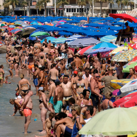 Bañistas en la playa de Benidorm (Alicante) en el mes de agosto. REUTERS/Heino Kalis