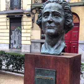 Monumento a Clara Campoamor, impulsora del voto femenino en España, ubicado en Madrid.