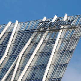 Logo de Telefónica en la sede de la operadora en Barcelona. REUTERS/Albert Gea