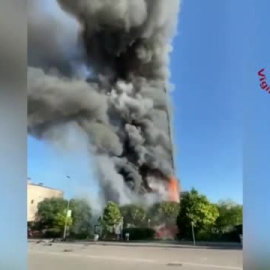 Un espectacular incendio devora un edificio de 20 pisos en Milán