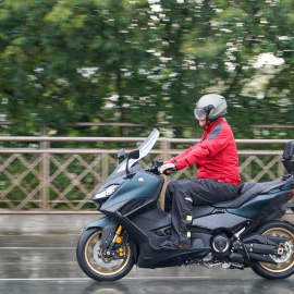 Un motorista circula por Sevilla, a 18 de mayo de 2023.