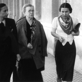 Emma Goldman caminando junto a Lucía Sánchez Saornil y Christine KonRabe en 1938. Fundación Anselmo Lorenzo