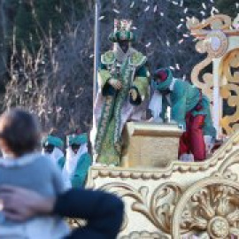 Un Baltasar vestido de torero y con la cara pintada desfila en la cabalgata de Sevilla