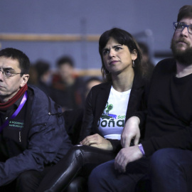 La coordinadora general de Podemos en Andalucía, Teresa Rodríguez, entre el cofundador de Podemos Juan Carlos Monedero y el eurodiputado y líder de la corriente Anticapitalista Miguel Urbán, durante la Asamblea Ciudadana Estatal de Vistaleg