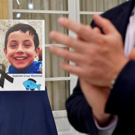 Retrato del niño Gabriel Cruz colocado en el patio de la diputacion de Almería, donde hoy se ha convocado un pleno extraordinario para declarar tres días de luto por su muerte. EFE/Carlos Barba