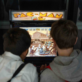 Dos chicos juegan al Pac-Man, a 4 de marzo de 2023, en València