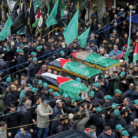 Asistentes al funeral de Saleh al-Arouri, subjefe de Hamás, y otros dos funcionarios del grupo, en Beirut, Líbano, el 4 de enero de 2024.