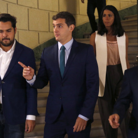 El líder de Ciudadanos, Albert Rivera,junto al secretario de Comunicación, Fernando de Páramo, y el secretario general de Ciudadanos en el Congreso, Miguel Ángel Gutiérrez , tras la reunión con el jefe del Ejecutivo en funciones, Mariano Ra