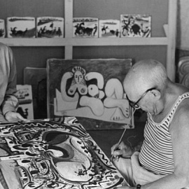 Pablo Picasso, en su estudio / Archivo EFE