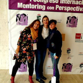 Marta Roda (derecha) junto a Esther y Lores, que la introdujeron en el mundo de la mentoría social con la entidad Dones Mentores, en un congreso internacional sobre la mentoría con perspectiva de género.