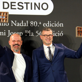 César Pérez Gellida, guanyador del Nadal amb ‘Bajo tierra seca’, i Jaume Clotet, guanyador del Pla amb ‘La Germandat de l’Àngel Caigut’.