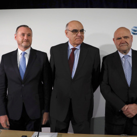 El presidente de Abertis, Salvador Alemany (c), el consejero delegado José Aljaro (i), y el director de comunicación de Abertis, Juan M. Hernández Puértolas (d), durante la rueda de prensa previa a la junta de accionistas. EFE/ Fernando Alv